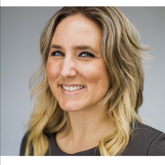 Meet your Posher, Becca - Picture 4 of 5